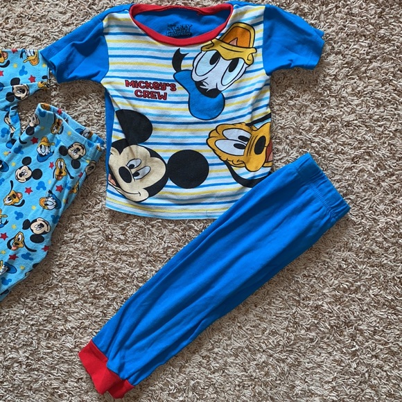 Size 4t boys 4 piece Mickey and friends pants and short sleeve shirt pajama sets - Picture 5 of 7